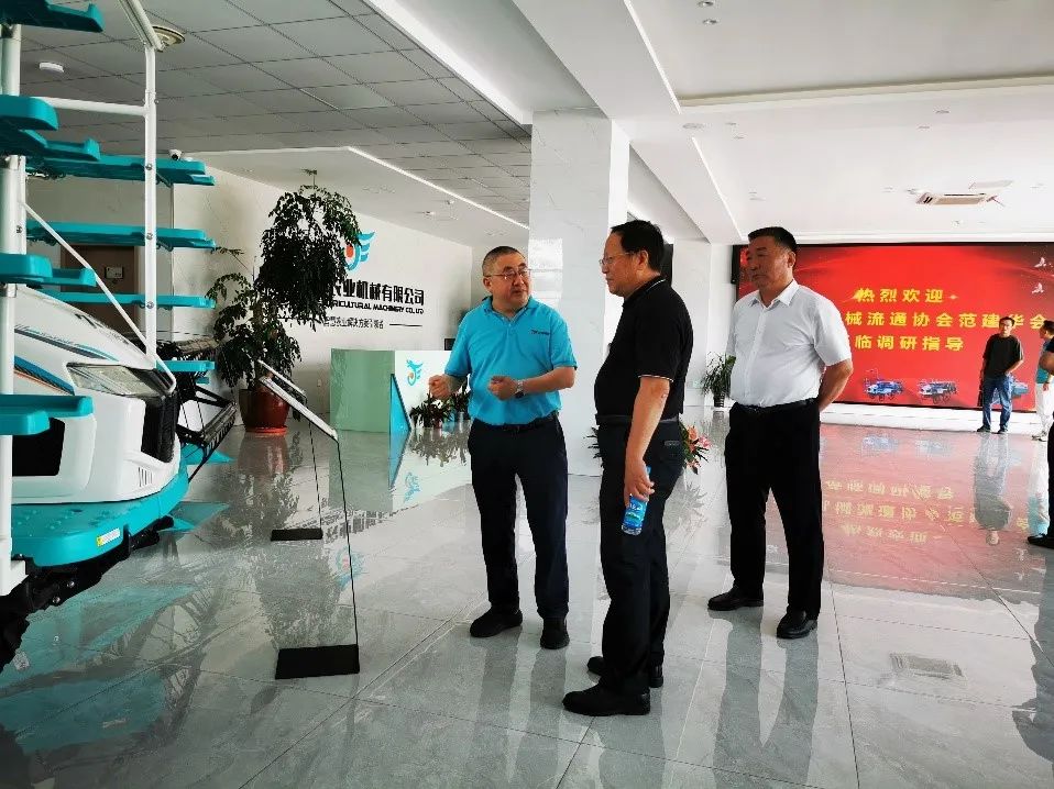 中國(guó)農(nóng)業(yè)機(jī)械流通協(xié)會(huì)會(huì)長(zhǎng)范建華來廠走訪調(diào)研